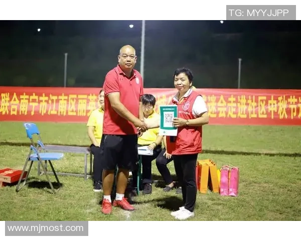 足球明星亲临探访残疾球迷传递温暖与希望的感人故事